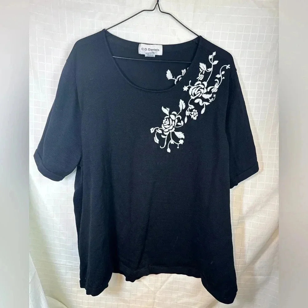Women’s CD Daniels  3X black Short Sleeve shirt white Floral embroidery